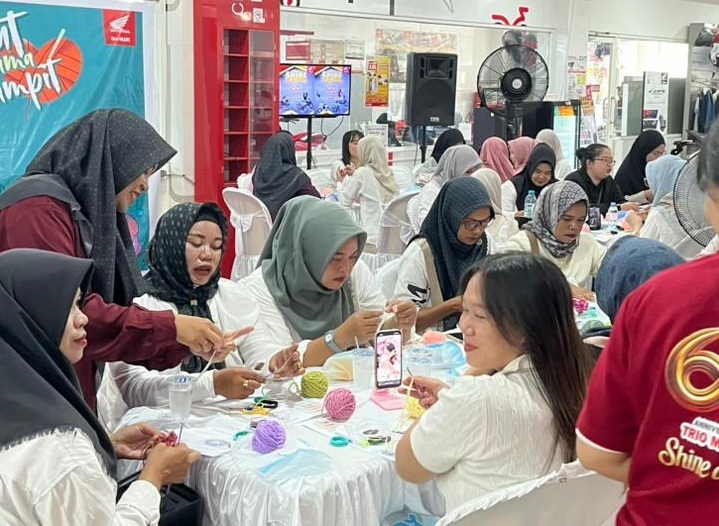 KELAS MERAJUT: Kegiatan asah kreativitas yang diikuti masyarakat di Showroom Trio Motor.