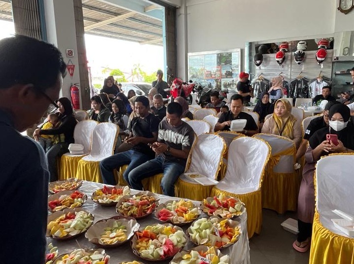 RUJAK FEST: Trio Motor Kapuas mengajak pengunjung showroom Honda merasakan kebersamaan.