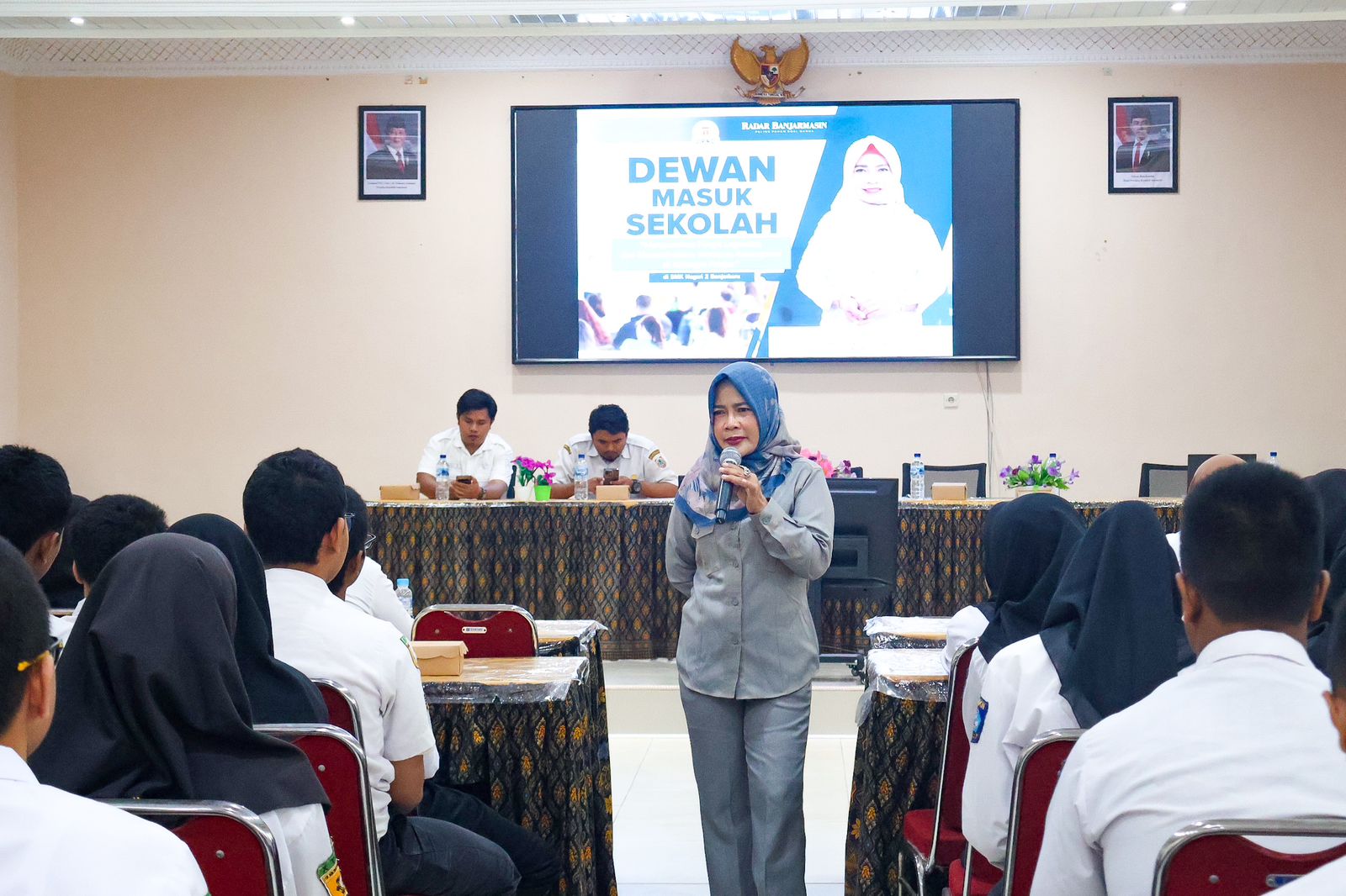 NARASUMBER: Wakil Ketua DPRD Kota Banjarbaru, Hj Neni Hendriyawaty SE saat menjadi narasumber pada kegiatan Dewan Masuk Sekolah.