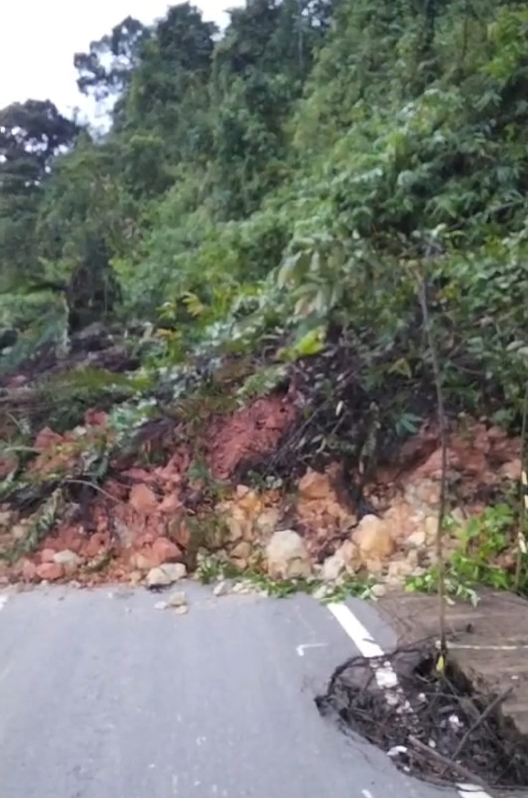 TERTUTUP: Jalur bypass Banjarbaru&ndash;Batulicin di sekitar kawasan Gunung Papua terhalang longsor.