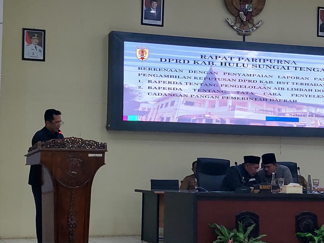 DESAK PEMKAB HST: Jubir Pansus DPRD HST, Rislansyah saat membacakan laporan pansus terkait limbah HST yang kritis, Selasa (9/12/2025) sore.
