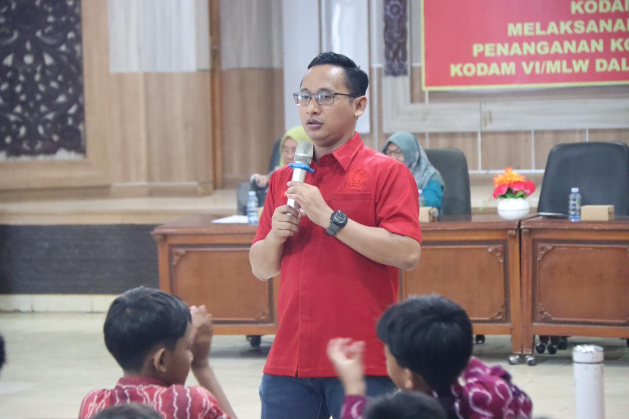 PEMBICARA: Wakil Ketua DPRD Kota Banjarbaru, Windi Novianto saat menjadi pembicara dalam salah satu kegiatan.