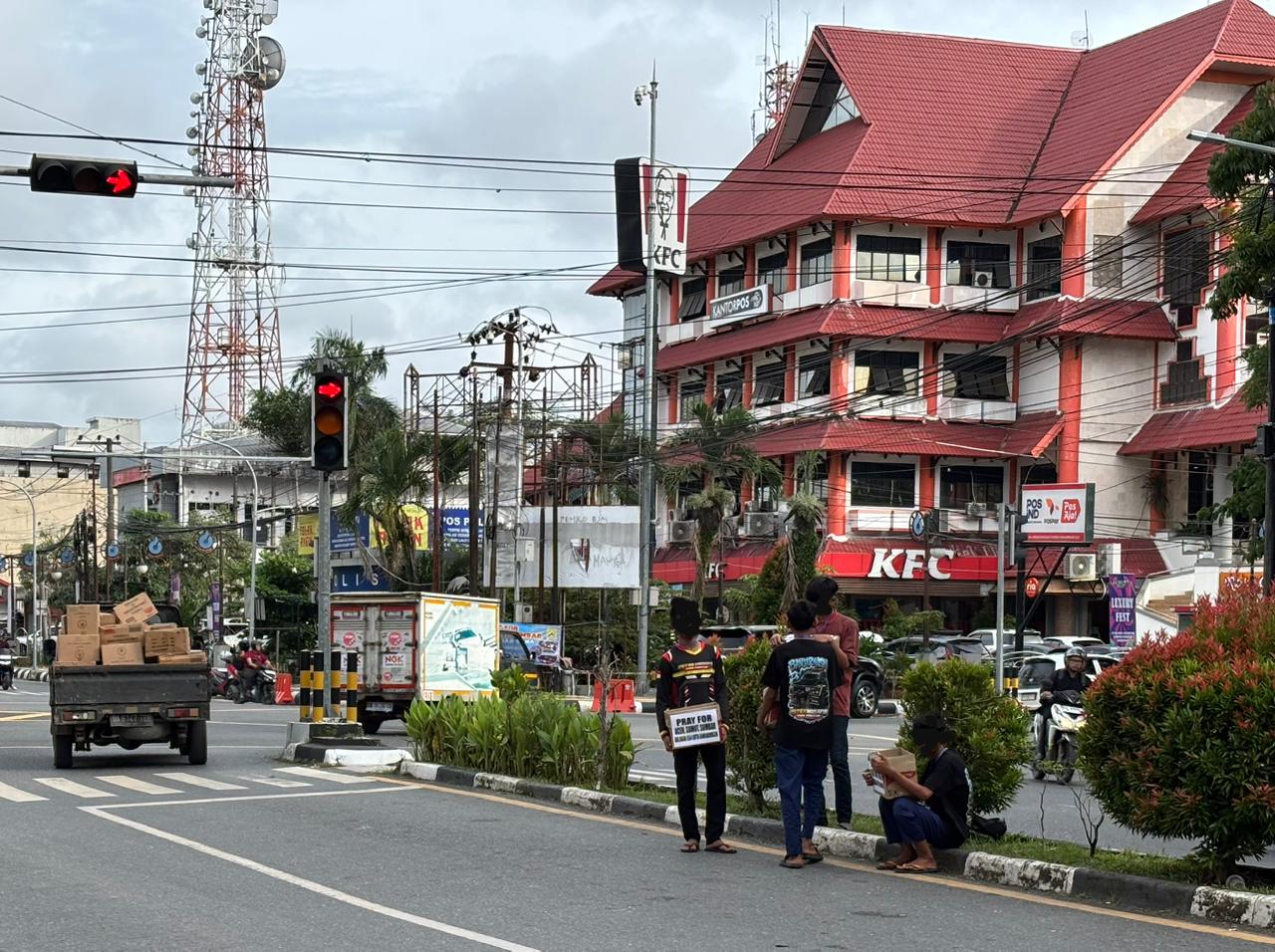 GALANG DANA: Penggalangan dana dilakukan oleh anak SMP di simpang empat Jalan Pangeran Samudera Banjarmasin.