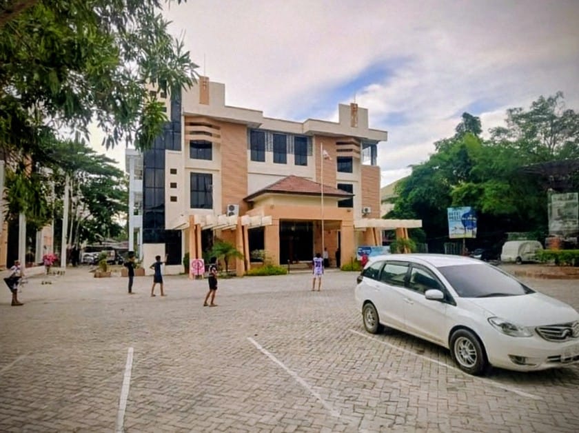 STERIL: Area halaman depan Guest House Sultan Sulaiman yang akan disterilkan untuk parkir tamu VIP pada pelaksanaan momen 5 Rajab 1447 H di Martapura.