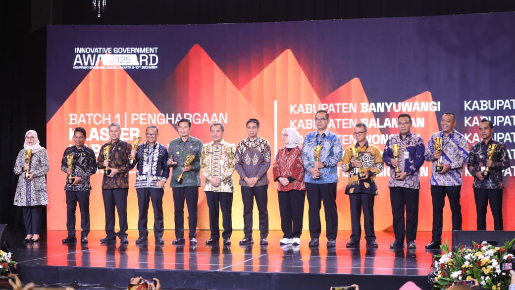 PENGHARGAAN NASIONAL: Bupati Balangan H. Abdul Hadi saat menerima penghargaan Kabupaten Terinovatif pada ajang IGA 2025 di Jakarta.