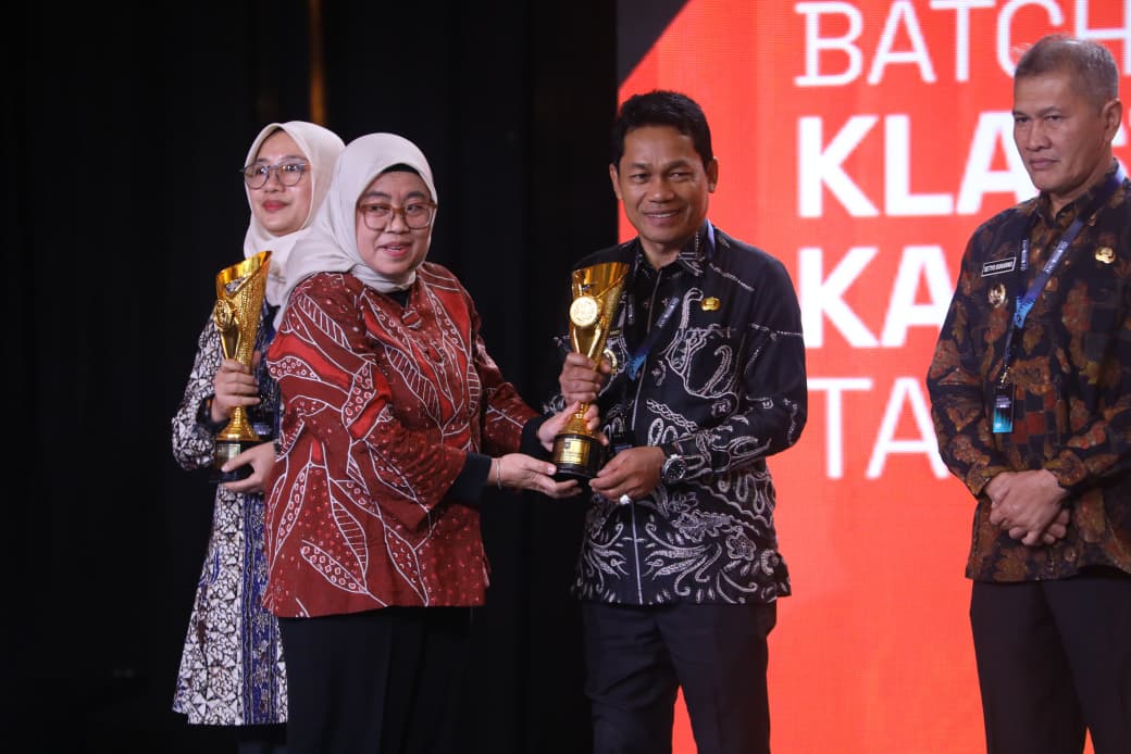 PENGHARGAAN NASIONAL: Bupati Balangan H. Abdul Hadi saat menerima penghargaan Kabupaten Terinovatif pada ajang IGA 2025 di Jakarta.
