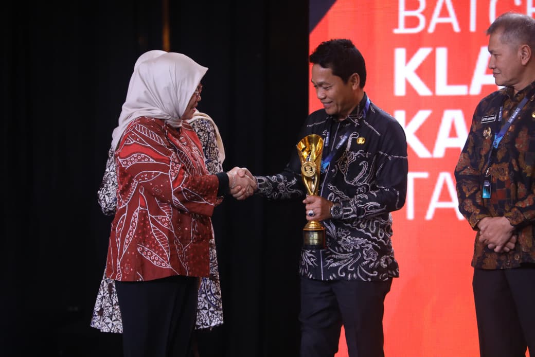 PENGHARGAAN NASIONAL: Bupati Balangan H. Abdul Hadi saat menerima penghargaan Kabupaten Terinovatif pada ajang IGA 2025 di Jakarta.
