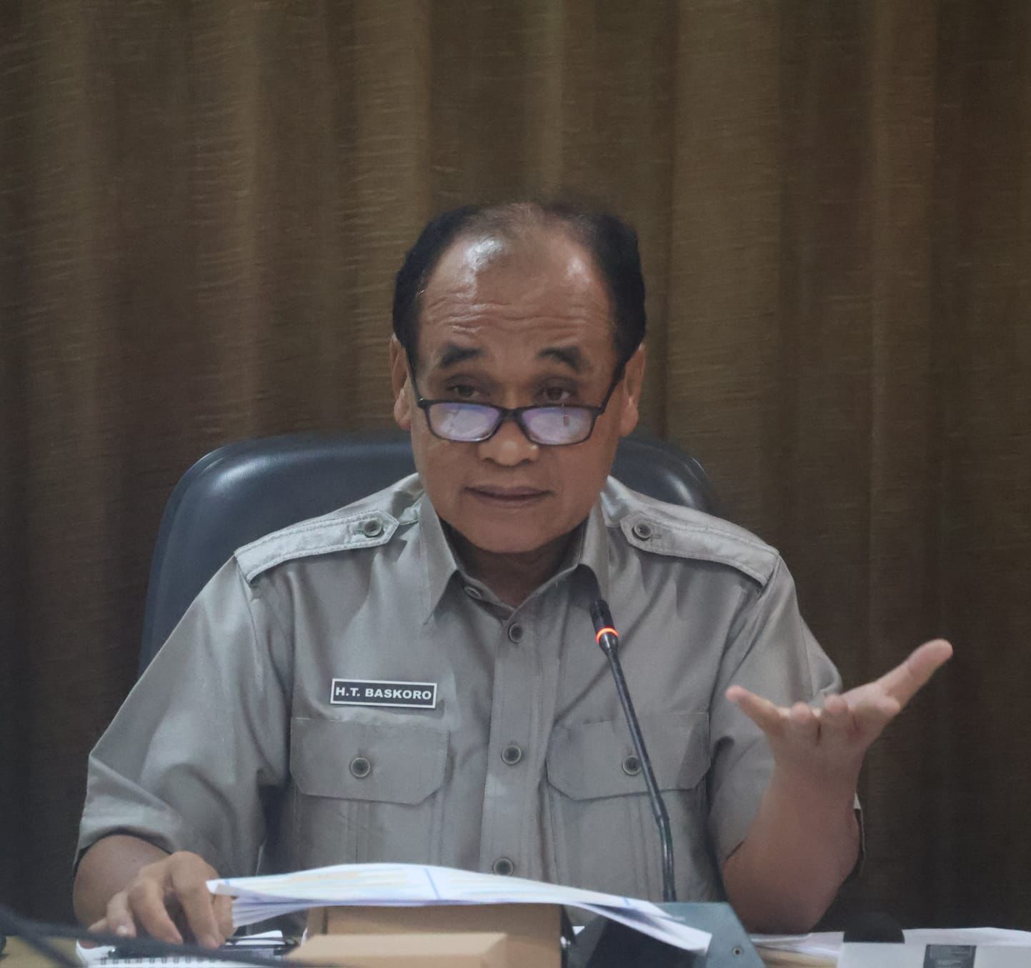 MENYAMPAIKAN: Ketua Pansus VIII DPRD Banjarbaru, H Taykin Baskoro