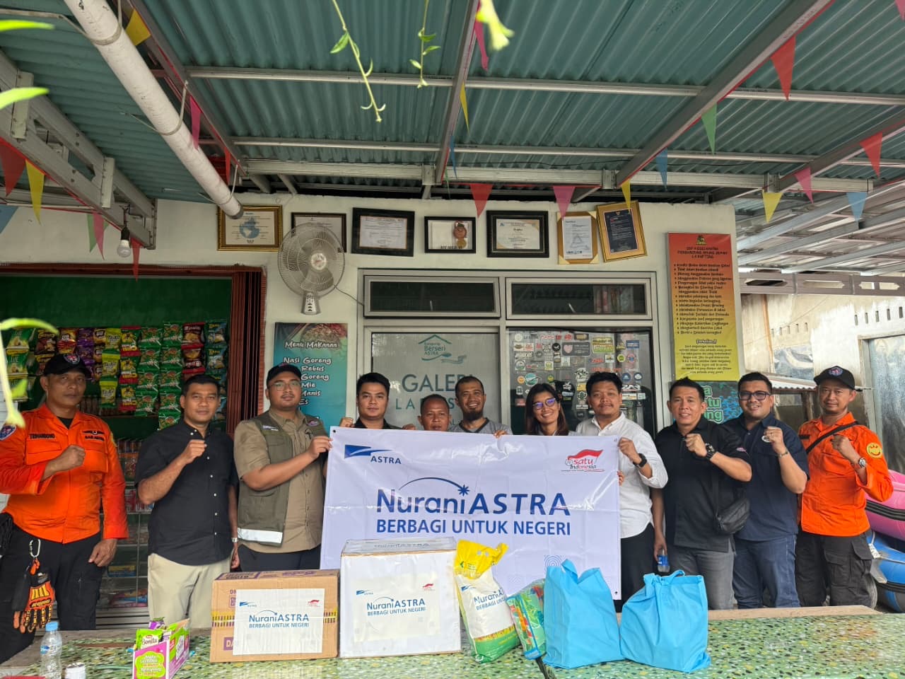 MENYERAHKAN: Nurani Astra dan para relawan menyerahkan bantuan kepada warga di salah satu posko di Sumatra Barat sebagai bagian dari dukungan penanganan bencana di Aceh, Sumatra Barat, Sumatra Utara.