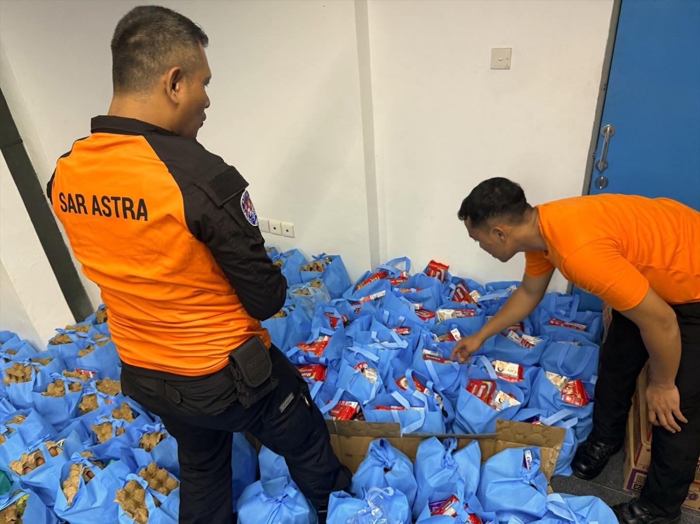 BANTUAN: Nurani Astra menyiapkan paket sembako dan perlengkapan darurat sebelum didistribusikan ke masyarakat terdampak di Aceh, Sumatra Utara, dan Sumatra Barat. Lebih dari 16 ribu paket disalurkan.