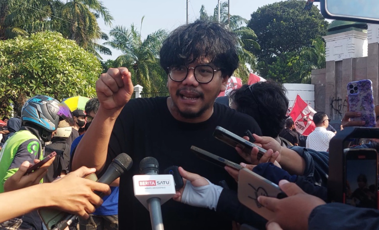 INFLUENCER: Youtuber Ferry Irwandi mengikuti aksi demonstrasi di depan gedung DPR/MPR, Senayan, Senin (1/9).