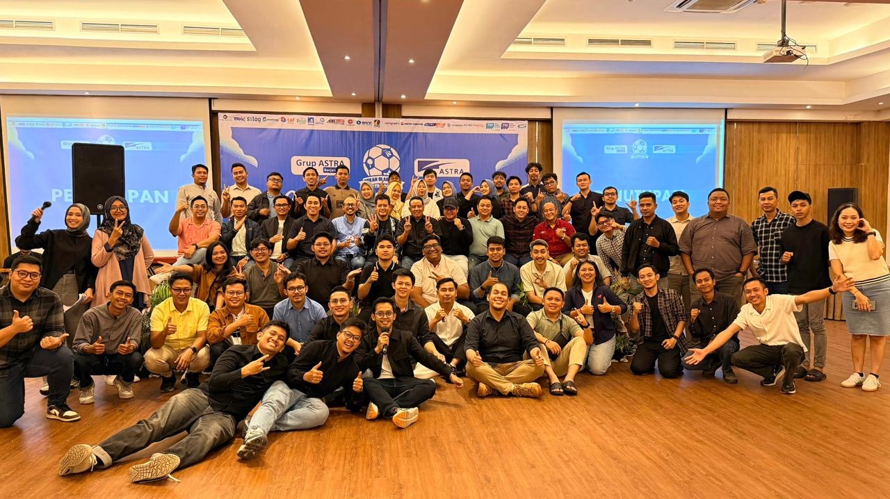SUKSES: Para perwakilan perusahaan pemenang berbagai kategori lomba berfoto bersama pengurus Group Astra Banjarmasin usai penyerahan trofi PORSE 2025.