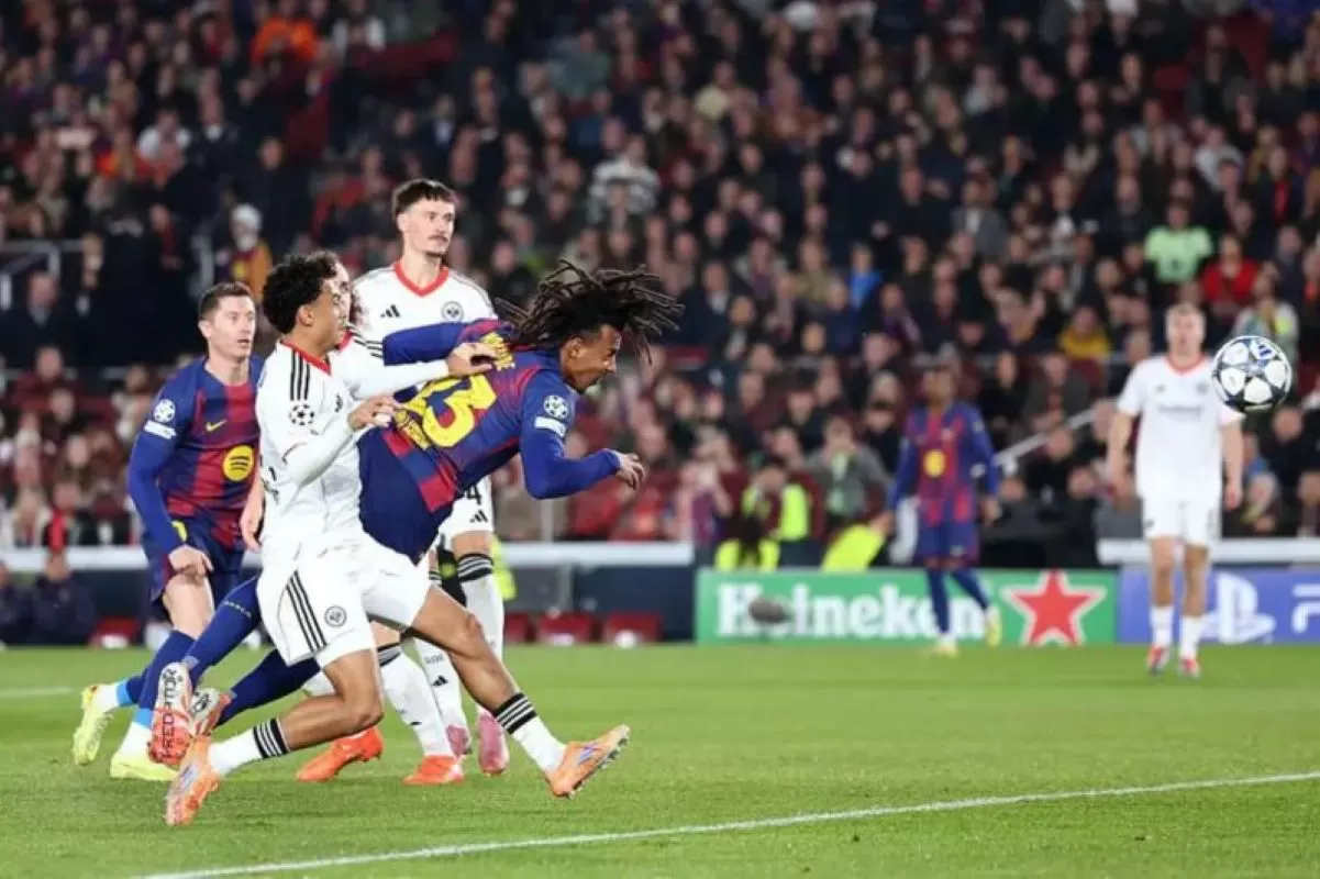 COMEBACK: Jules Kounde cetak gol untuk Barcelona lawan Frankfurt dalam pertandingan Liga Champions 2025/26 di Spotify Camp Nou, Rabu (10/12). (UEFA.com)