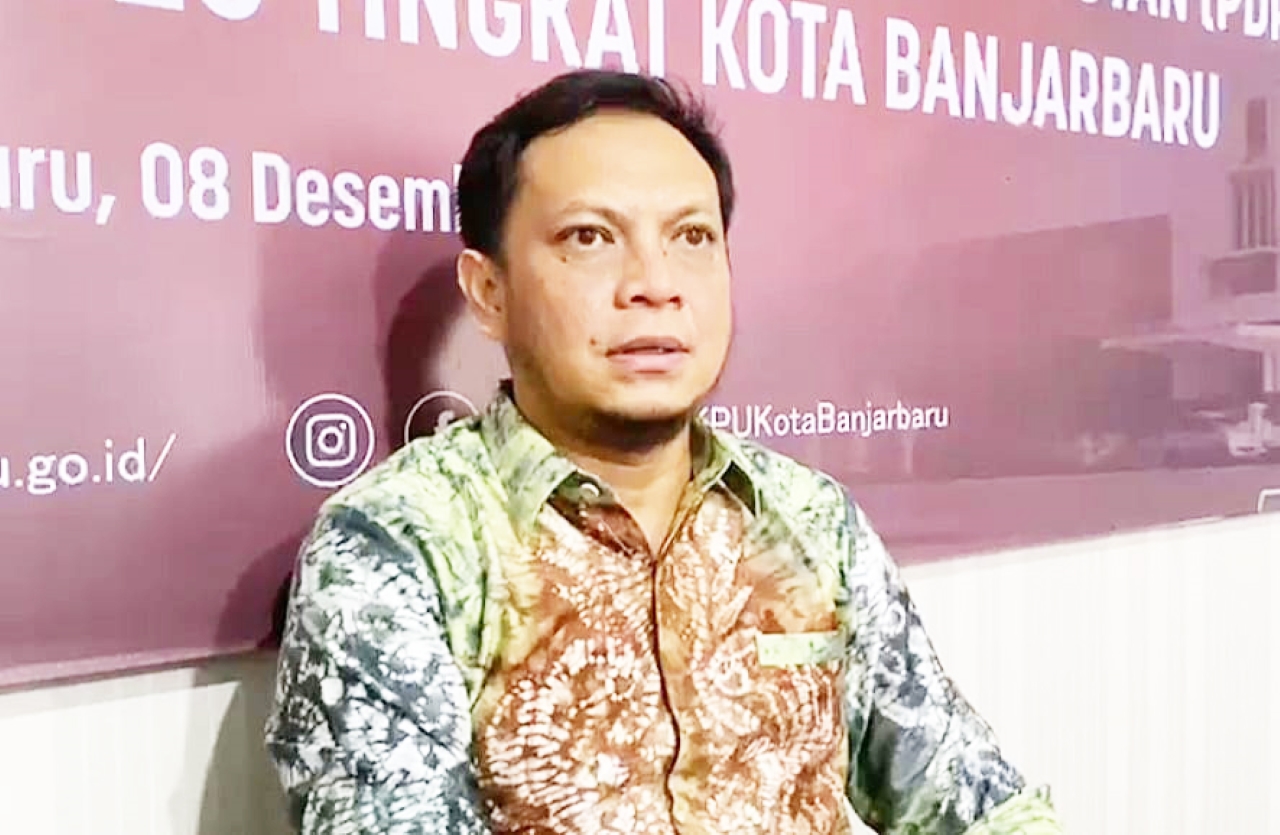 WAWANCARA: Ketua KPU Banjarbaru Haris Fadhilah saat menjelaskan soal jumlah pemilih.