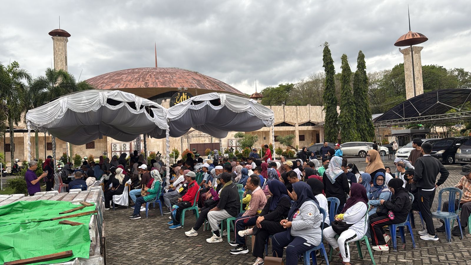 TES KESEHATAN: CJH Reguler Banjarmasin mengikuti tes kebugaran di halaman Masjid Sabilal Muhtadin, Selasa (9/12).