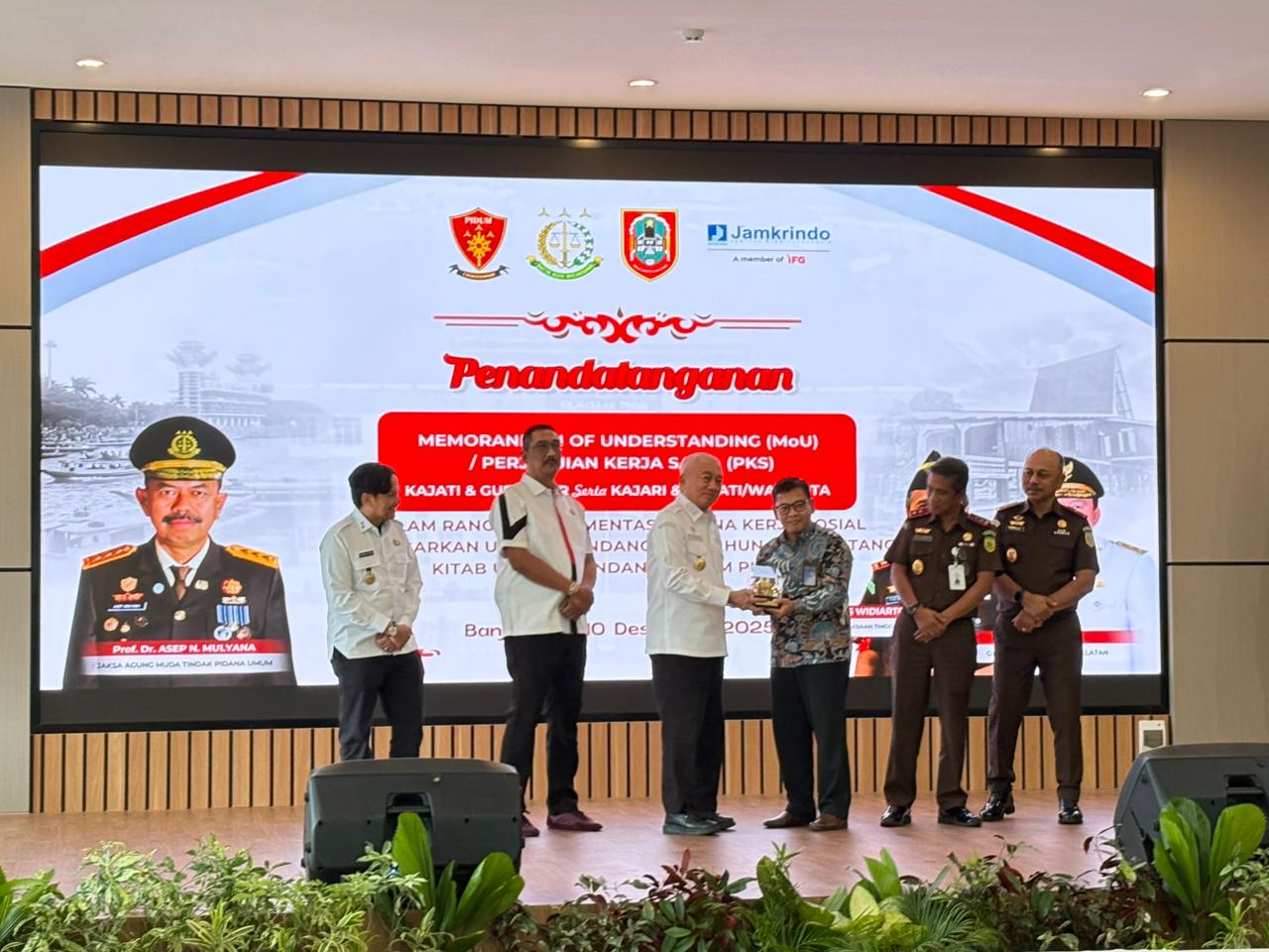 MOU:Gubernur dan Wakil Gubernur Kalsel, H Muhidin dan Hasnuryadi, perwakilan Jamkrindo, serta Kejaksaan usai menandatangani kerjasama pelaksanaan pidana kerja sosial berbasis keadilan restoratif.
