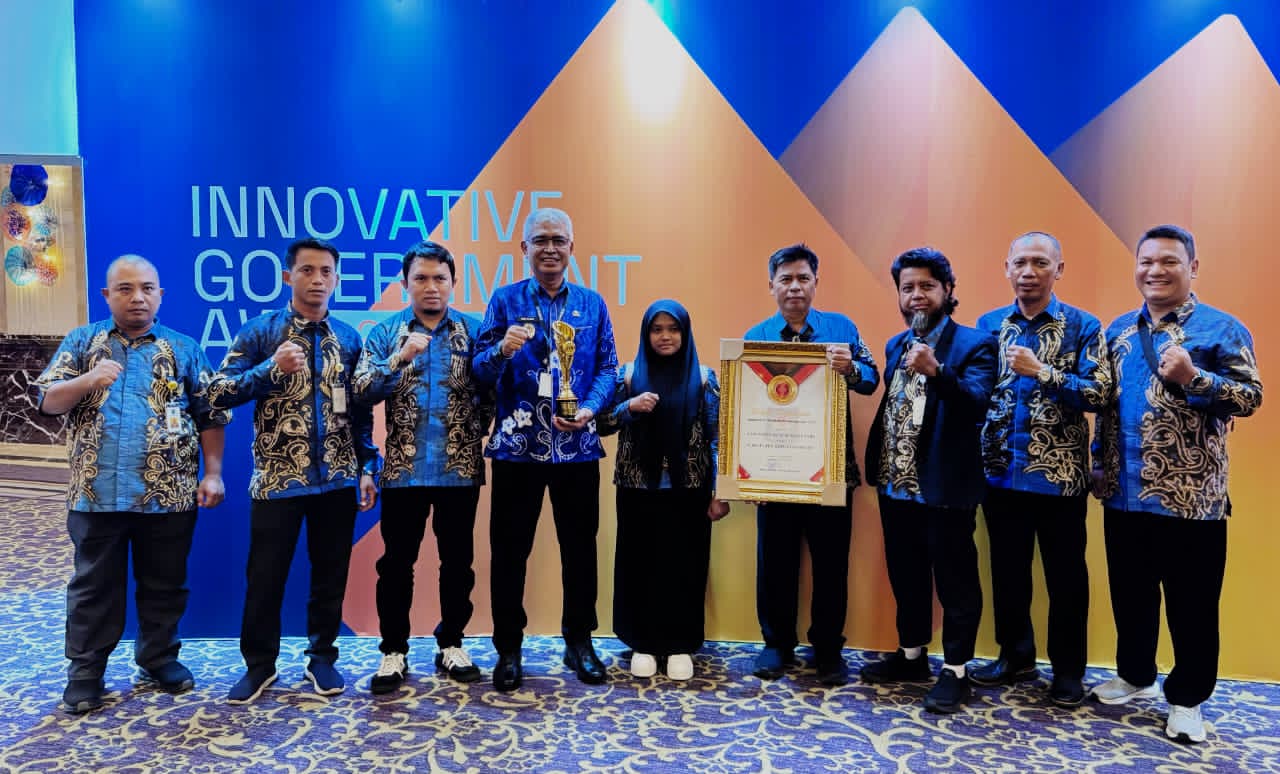 MEMBANGGAKAN:Wabup HSU, Hero Setiawan mewakili Bupati HSU, H Sahrujani menerima penghargaan sebagai Kabupaten Sangat Inovatif di Ajang IGA 2025 di Jakarta, Rabu (10/12/2025).