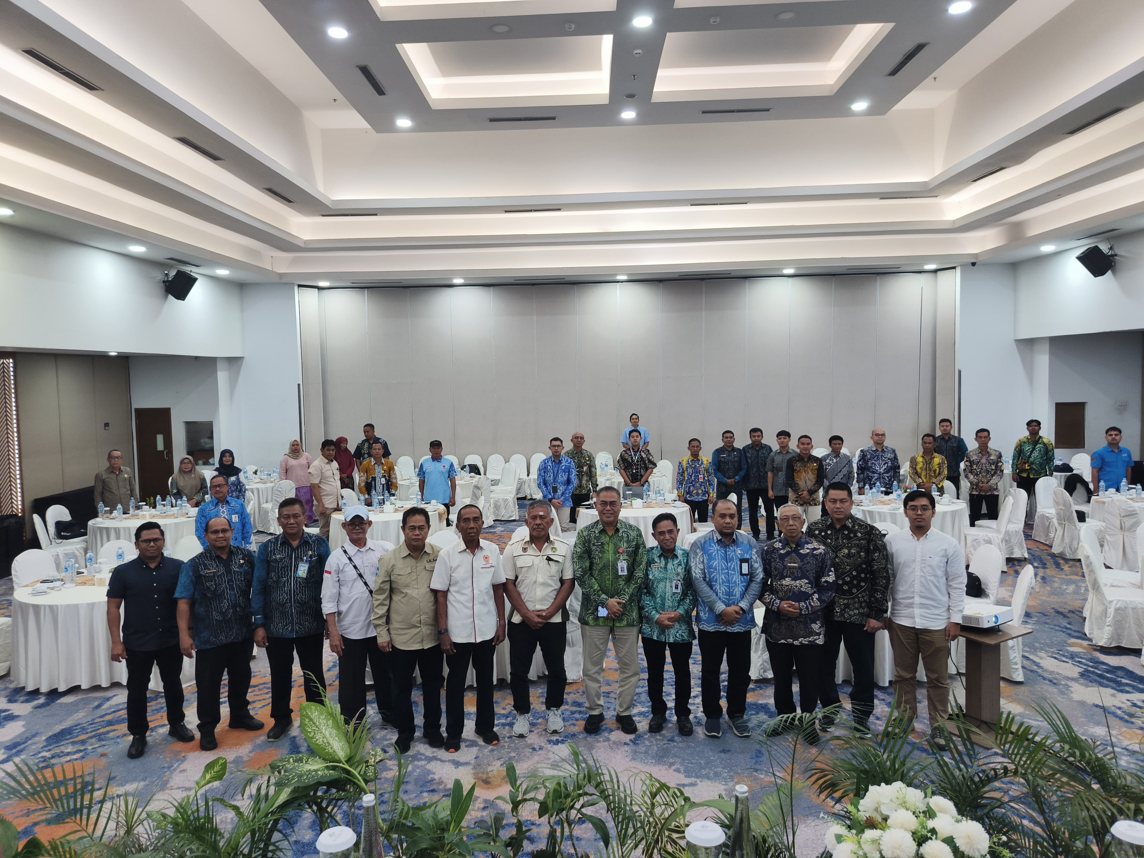 Suasana pembukaan kegiatan Ekspose Reviu Desain Olahraga Daerah Kalsel, para peserta dan pejabat terkait tampak berdiri khidmat saat menyanyikan lagu Indonesia Raya.(M Idris Jian Sidik)