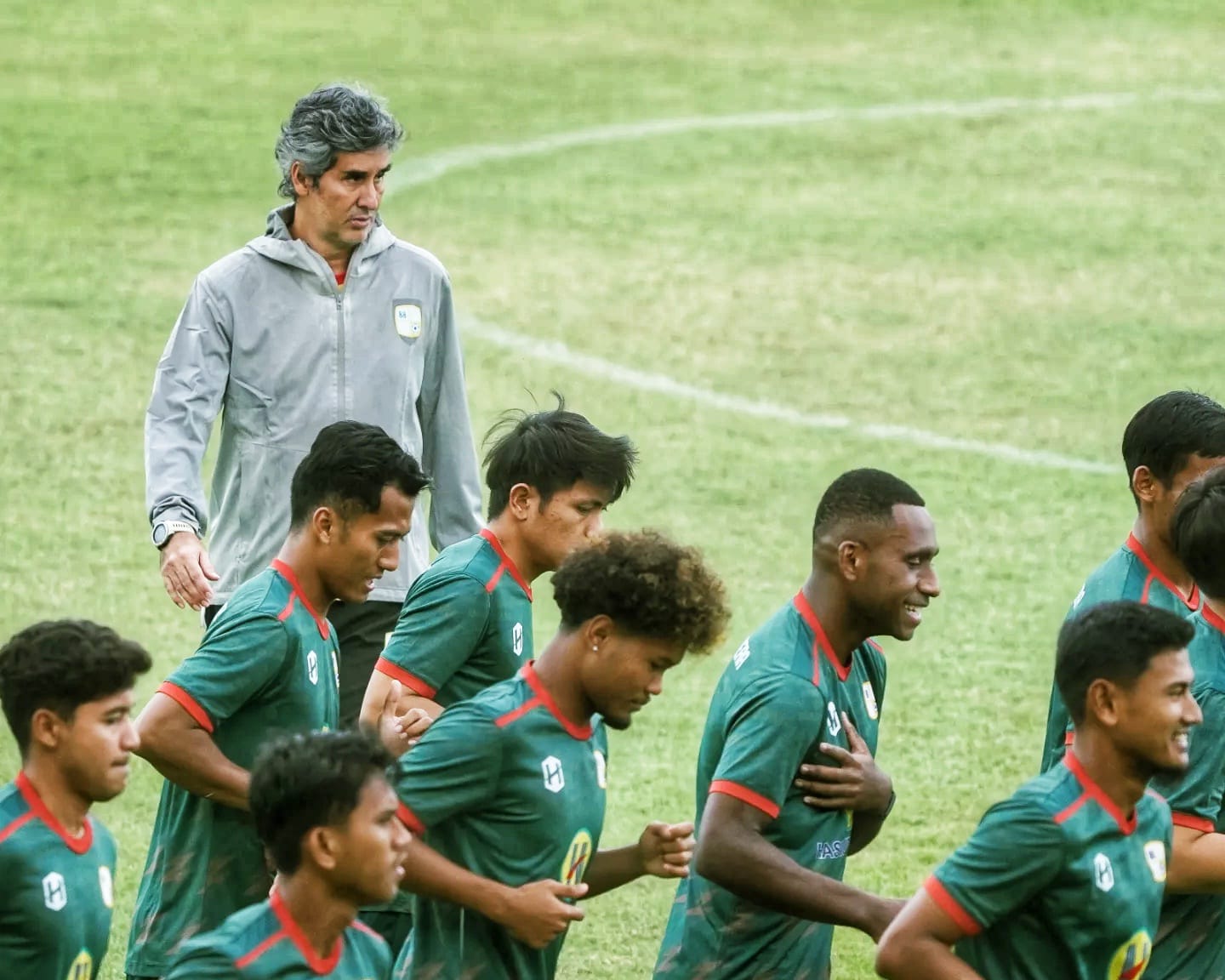 Teco memimpin sesi latihan Barito Putera sebagai persiapan menghadapi lanjutan kompetisi Liga 2, sambil menantikan kepastian penggunaan Stadion 17 Mei Banjarmasin. (dok barito)