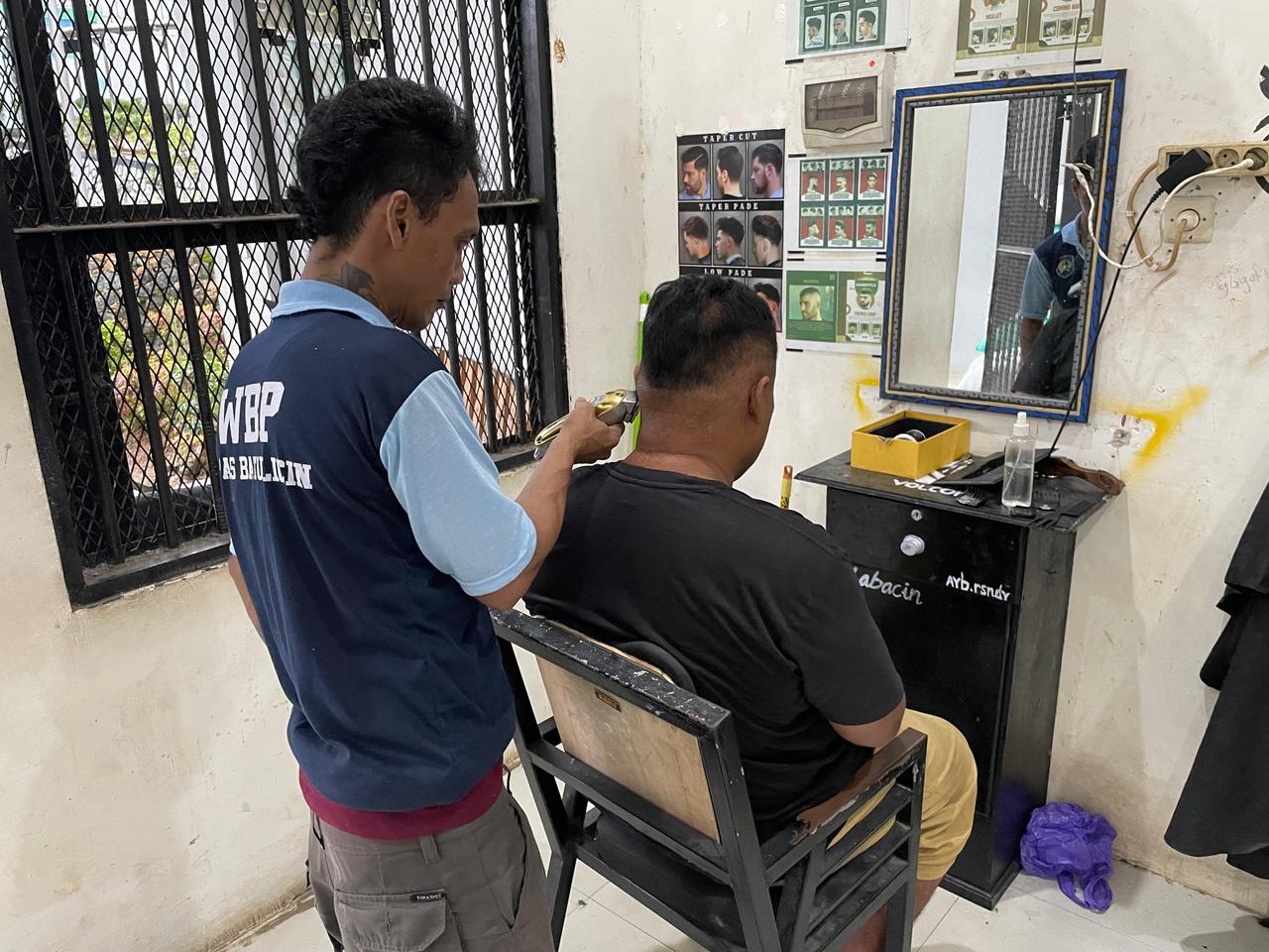 BARBER: Salah satu warga binaan memangkas rambut warga binaan lain di Lapas Kelas III Batulicin Tanah Bumbu. (Foto: Lapas Batulicin untuk Tanah Bumbu)
