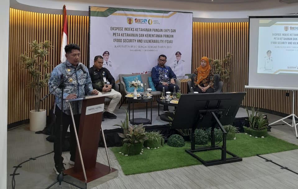 PEMBUKAAN:Bupati HST, Samsul Rizal menyampaikan sambutan pada acara Ekspose Indeks Ketahanan Pangan (IKP) dan Peta Kerentanan Pangan Tahun 2025 di Hotel Aeris Banjarbaru, Kamis (11/12/2025).