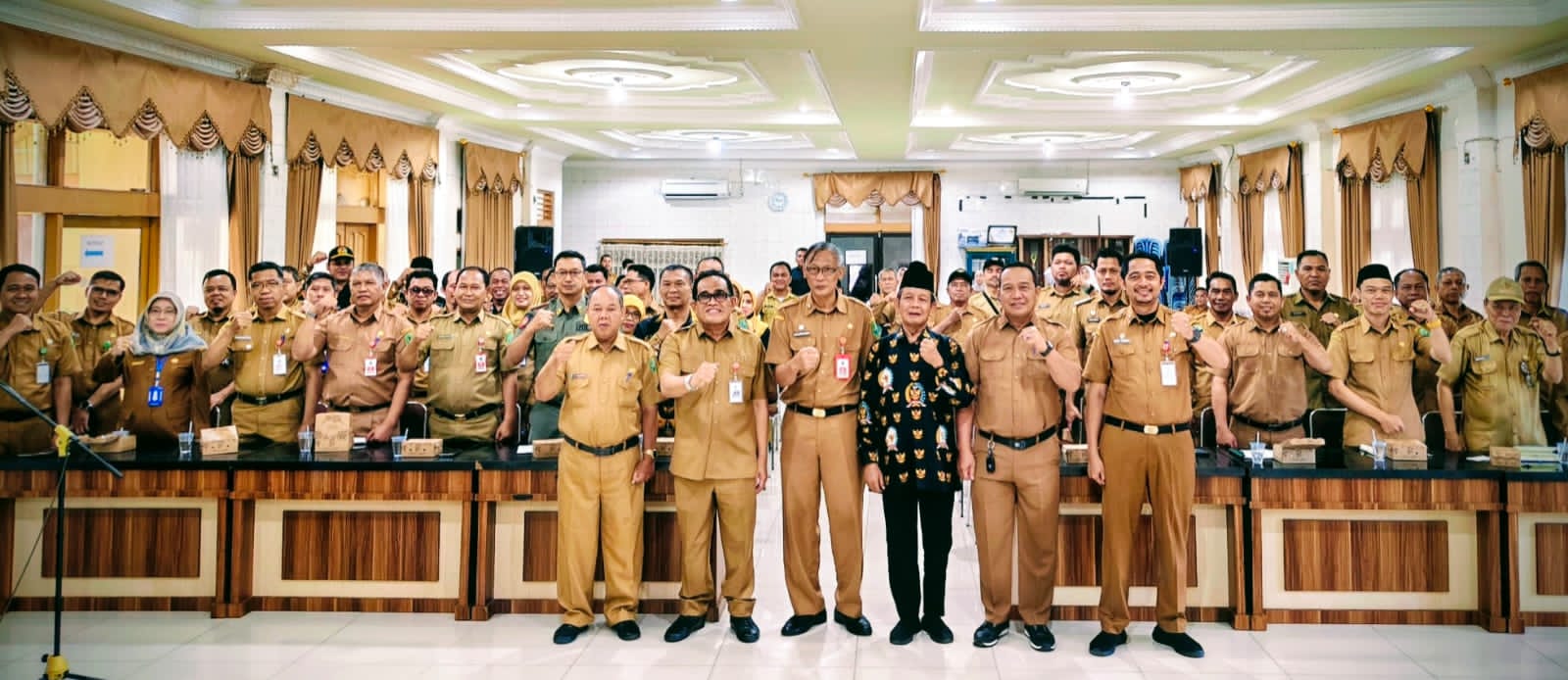 MOMEN:Bupati HSU, H Sahrujani (dua kiri depan) foto bersama usai membuka Sosialisasi Perbup HSU Nomor 34 Tahun 2025 tentang PBB-P2 di Gedung Agung Setda HSU, Selasa (9/12/2025).