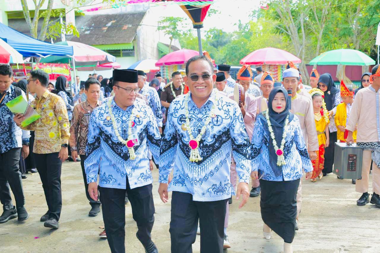 MOMEN:Bupati Kabupaten HSU, H Sahrujani hadir di puncak Hari Guru Nasional dan HUT PGRI ke-80 di GOR Karias, Kota Amuntai.