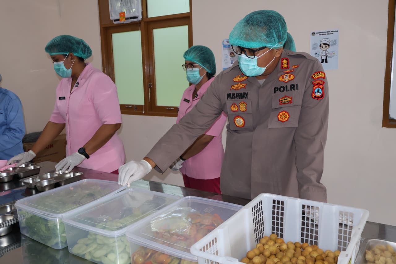 Kapolres Banjarbaru AKBP Pius X Febry Aceng Loda bersama Bhayangkari meninjau proses pengolahan dan pemeriksaan menu di dapur SPPG (Sheilla/Radar Banjarmasin)