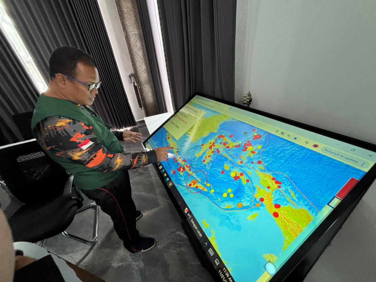 Kepala BPBD Kota Banjarmasin, Husni Thamrin menunjukan monitor pendeteksi gempa. (Zulvan Rahmatan/Radar Banjarmasin)