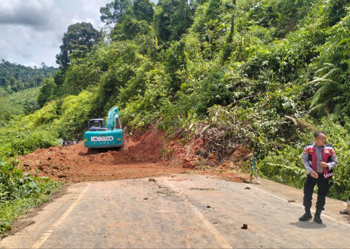 EVAKUASI: Satu unit alat dikerahkan untuk evakuasi longsor yang menutupi badan jalan bypass Banjarbaru-Batulicin.