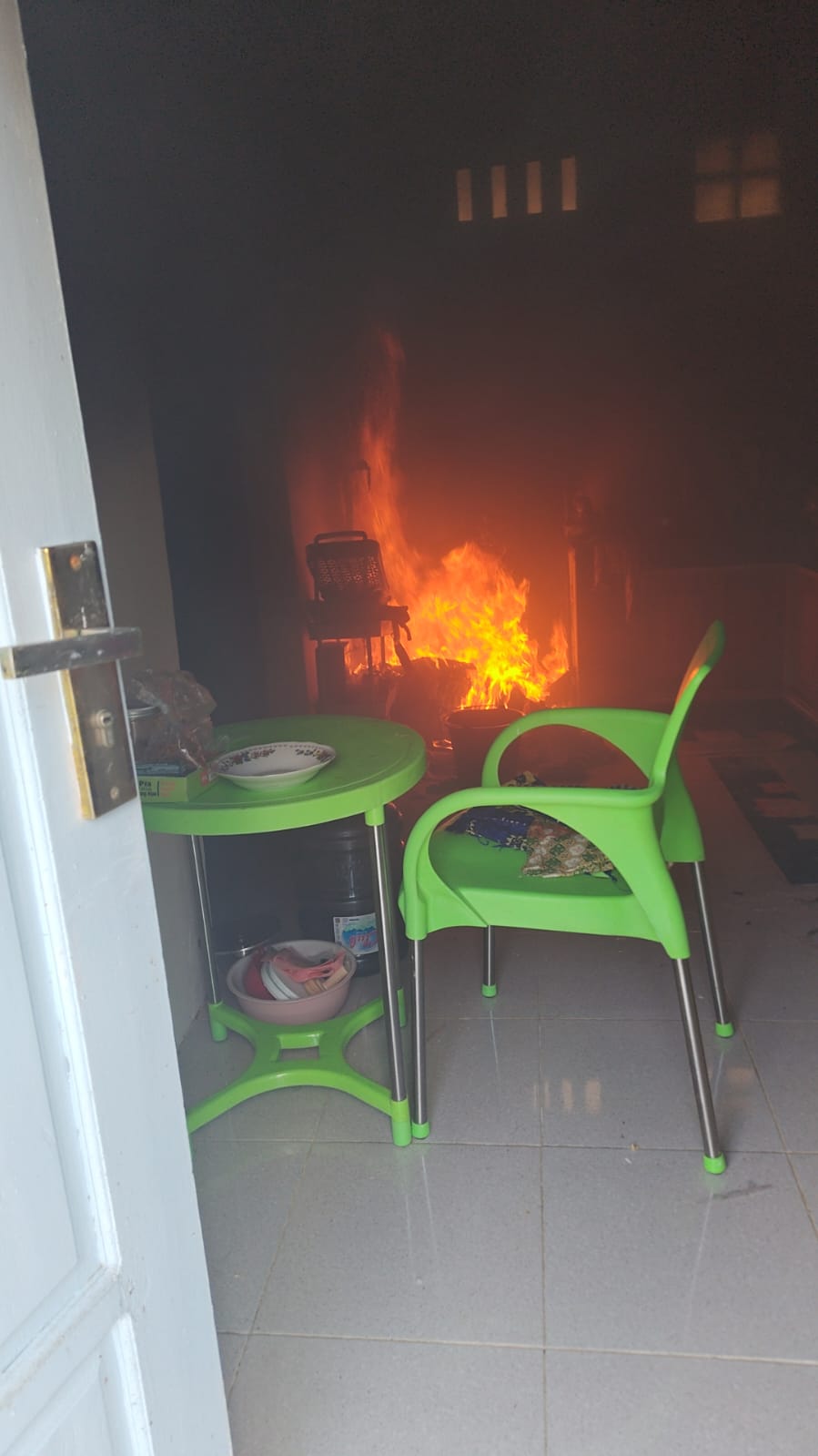 HANGUS: Kebakaran menghanguskan sebagian dapur rumah di Muara Banta Kandangan, karena api muncul dari mesin cuci.