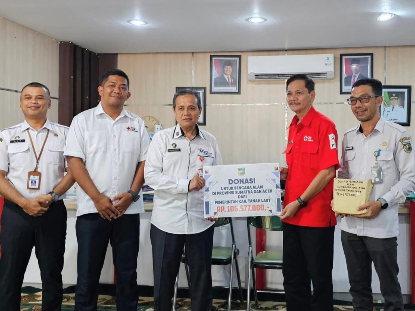 MENGALIR: Ketua PMI Tanah Laut (Tala) H Syahrian Nurdin ketika menerima donasi dari Pemkab Tala secara simbolis untuk korban banjir Sumatera.