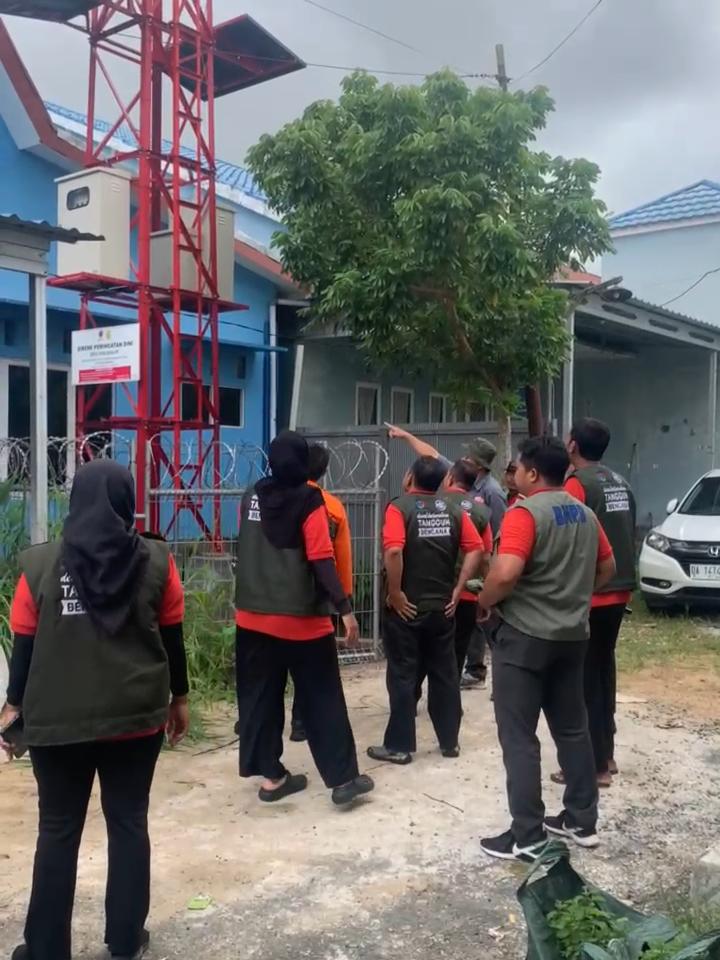 BERBUNYI: Petugas BPBD Kota Banjarmasin bersama tim kelurahan dan BNPB mengecek sirine peringatan dini bencana di Kelurahan Sungai Lulut, Banjarmasin Timur.