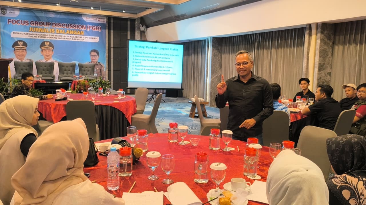 Sekertaris PWI Kalsel, Toto Fachruddin saat memaparkan materi di acara FGD Diskominfosan Balangan bersama insan pers di Hotel Harper Banjarmasin, Kamis (11/12).