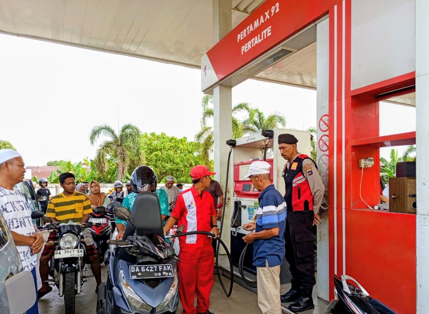 NORMAL: Aktivis SPBU di Kota Amuntai mulai kembali normal. Tidak ada antrean yang cukup panjang.