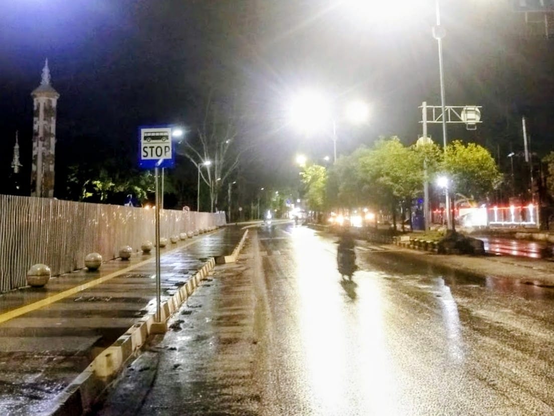 SEMARAK: Lampu PJU di jalur Ahmad Yani di wilayah Kabupaten Banjar sudah menyala  untuk menyambut Momen 5 Rajab 1447 H.