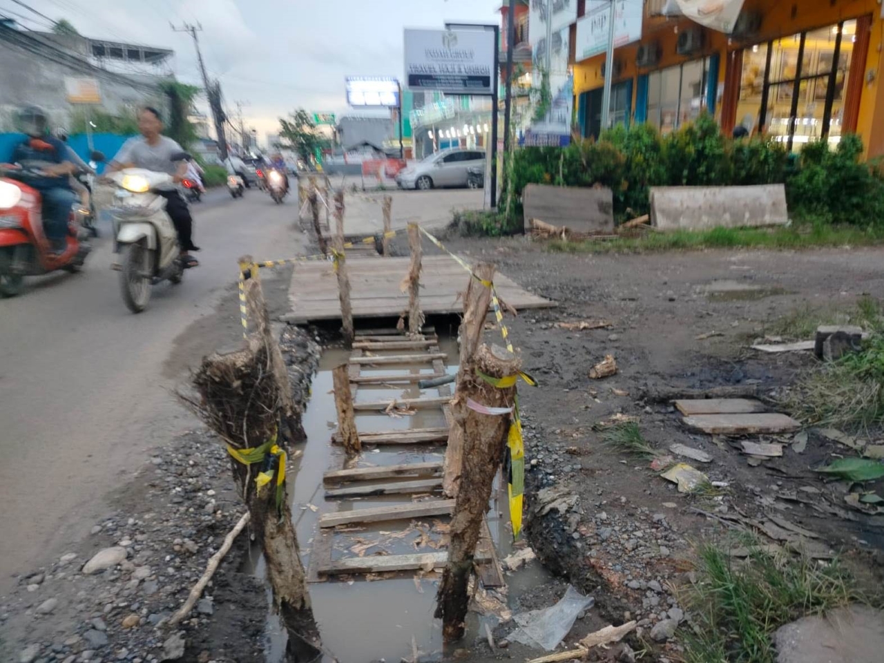 DIKELUHKAN: Proyek drainase di Jalan Perdagangan, Banjarmasin Utara, yang dikeluhkan warga Kompleks Sungai Jarak.