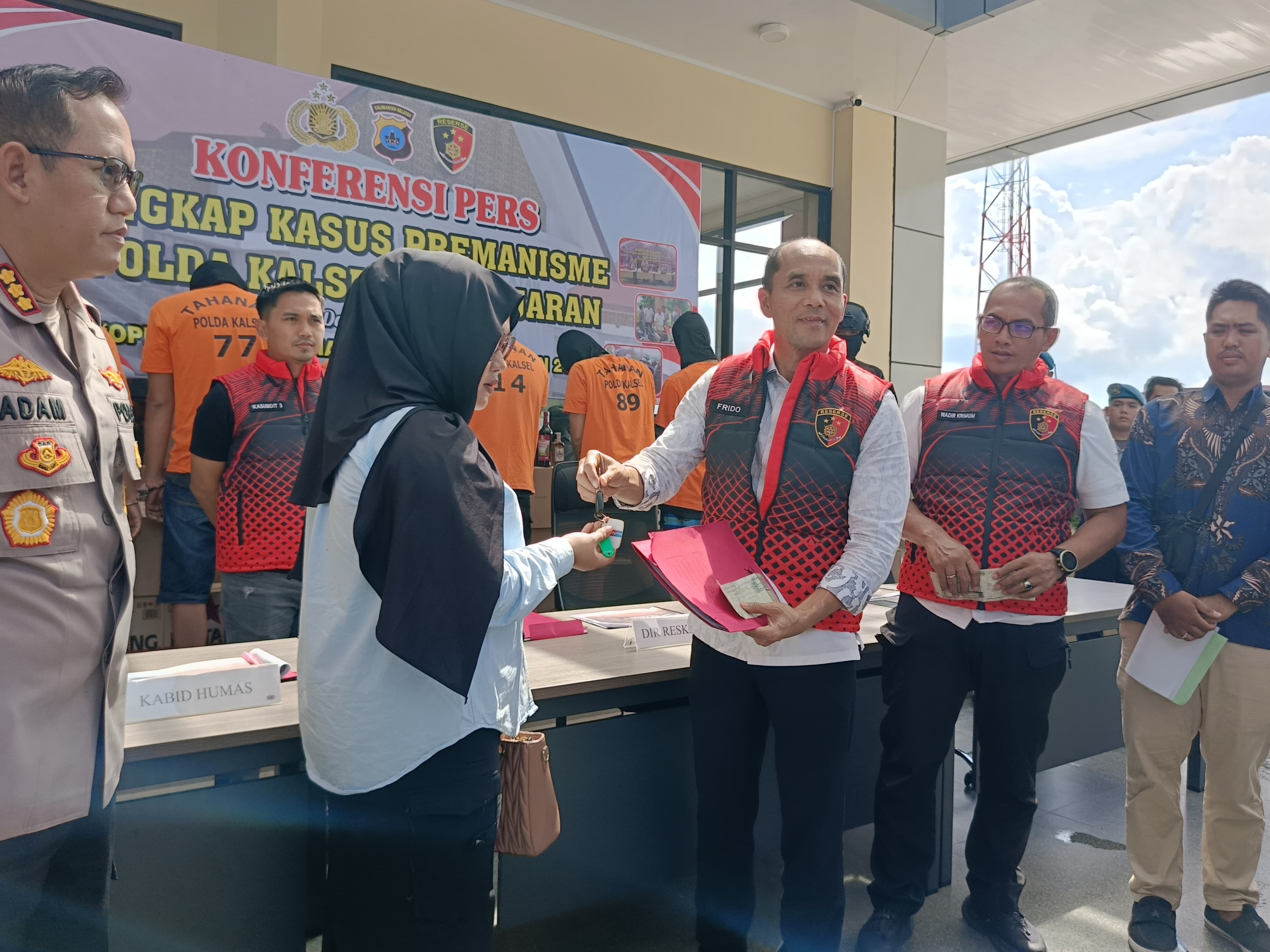 Direktur Reskrimum Polda Kalsel, Kombes Pol Frido Situmorang menyerahkan dua unit mobil kepada para korban.