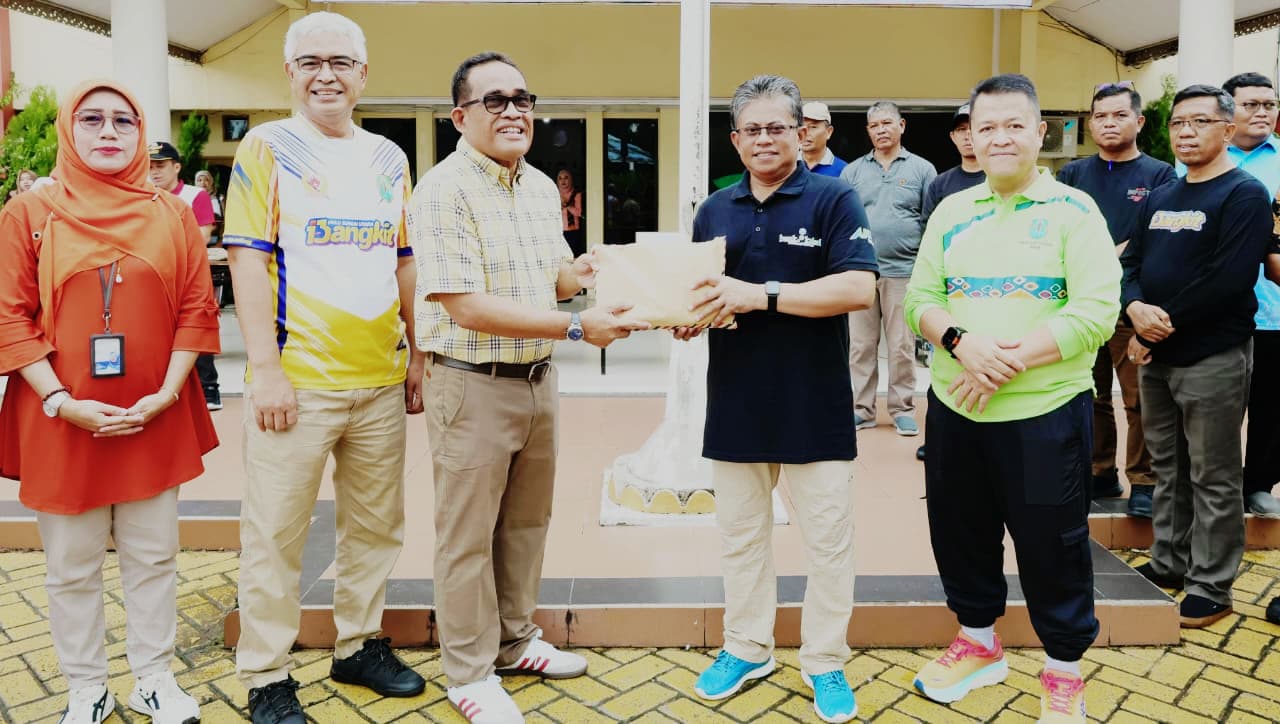 PEDULI: Bupati HSU H Sahrujani menyerahkan dana donasi ASN/DWP ke pihak Bank Kalsel untuk kemudian disalurkan untuk korban longsor dan banjir di Sumatra.