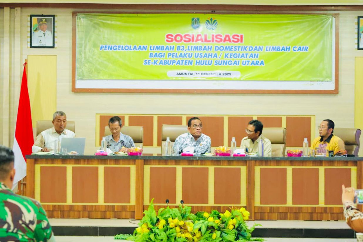 HADIR:Bupati HSU, H Sahrujani (tengah) membuka Sosialisasi Pengelolaan Limbah B3, limbah domestik, dan limbah cair di Gedung Agung Lantai II Setda HSU, Kamis (11/12/2025).