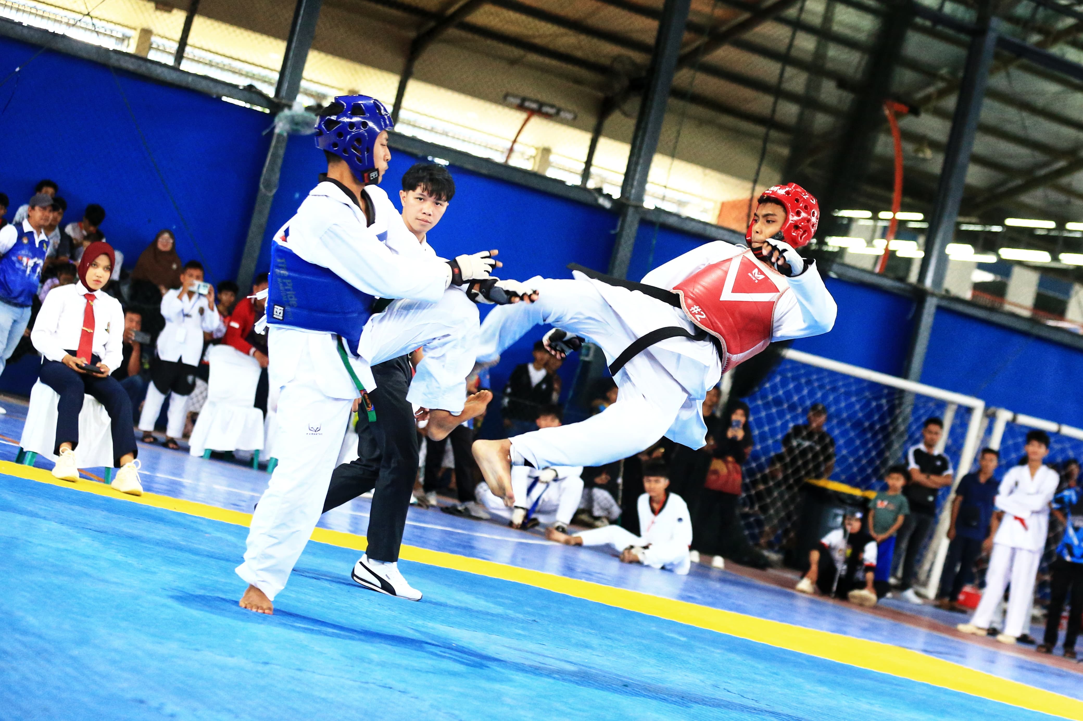 UNJUK TEKNIK: Para taekwondoin dari berbagai kabupaten/kota saling unjuk teknik pada pertandingan kyorugi di hari pertama Taekwondo Wali Kota Cup 2025 di Borneo Indoor Futsal.