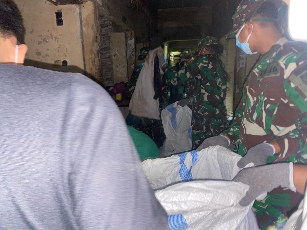 MENGERUK: Prajurit TNI AD mengeruk tumpukan sampah lama di salah satu lorong Pasar Sentra Antasari, Jumat (12/12/2025) pagi.
