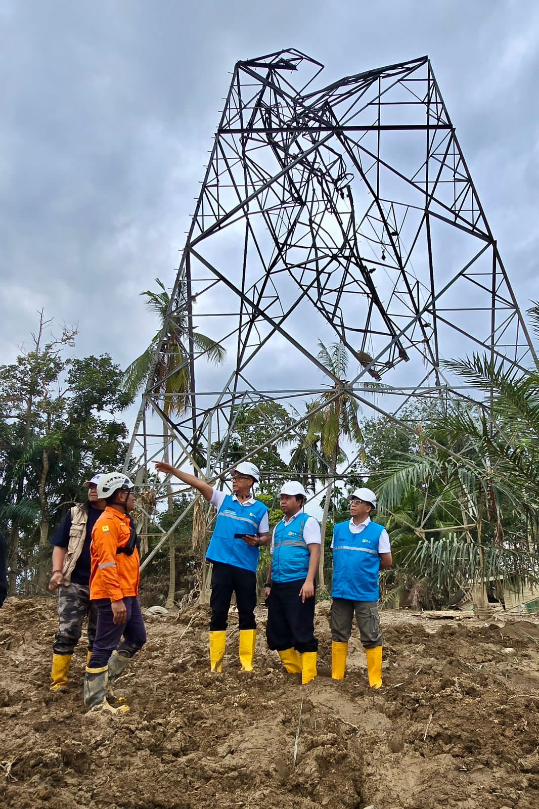 KE LAPANGAN:Direktur Utama PLN, Darmawan Prasodjo (ketiga dari kanan) dan jajaran meninjau salah satu lokasi perbaikan Saluran Udara Tegangan Tinggi (SUTT) 150 kV Langsa&ndash;Pangkalan Brandan.