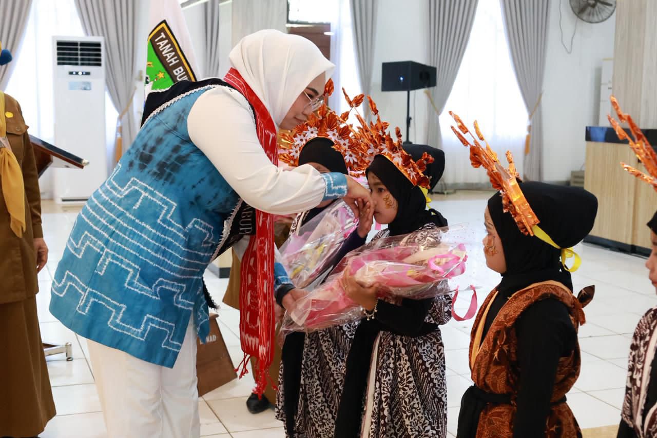 RAMAH:Bunda PAUD Kabupaten Tanah Bumbu, Andi Irmayani Rudi Latif menyapa peserta kecil sebelum dimulainya kegiatan advokasi wajib belajar prasekolah.