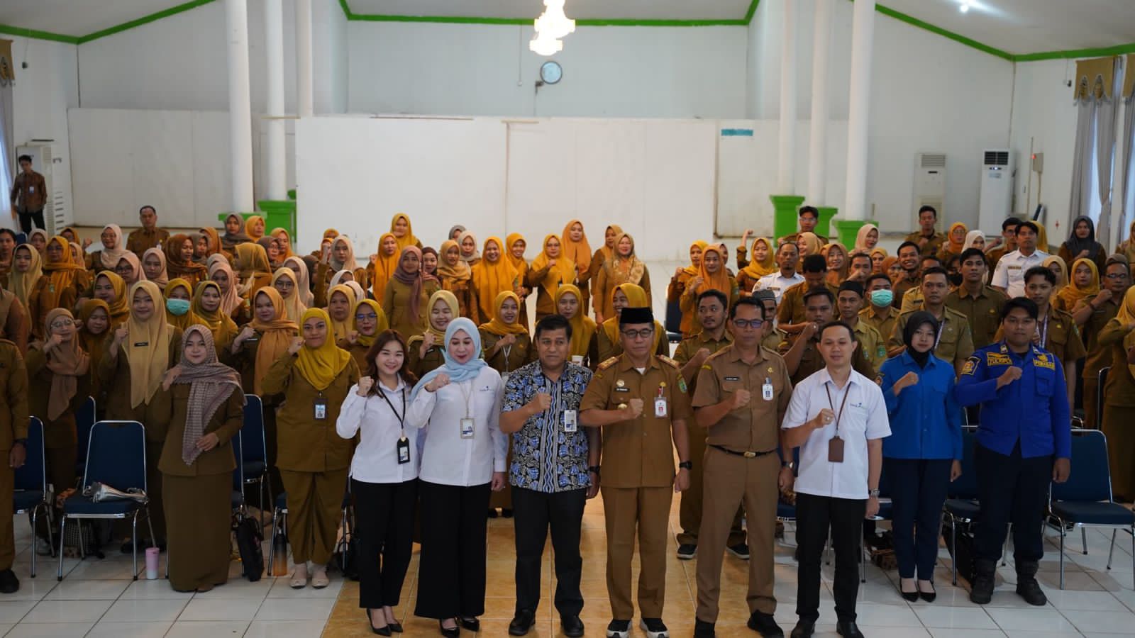 FOTO BERSAMA:Peserta Bimtek Pelayanan Prima berfoto bersama usai pembukaan kegiatan di Gedung Mahligai Bersujud, Kabupaten Tanah Bumbu.