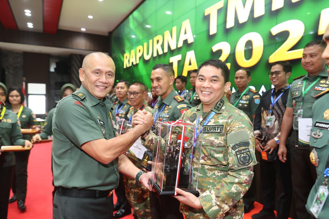 PENGHARGAAN:Bupati Kabupaten Tanah Bumbu, Andi Rudi Latif menerima penghargaan TMMD Ke-126 di Mabes TNI AD, Jakarta, Kamis (4/12/2025).