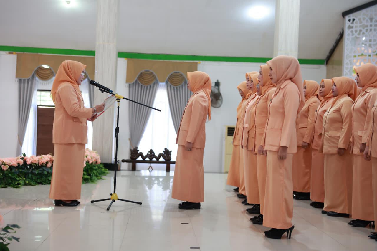 PENGUKUHAN: Ketua dan Pengurus DWP Tanah Bumbu Masa Bakti 2024&ndash;2029 saat dikukuhkan di Gedung Mahligai Bersujud, Kamis (4/12/2025).