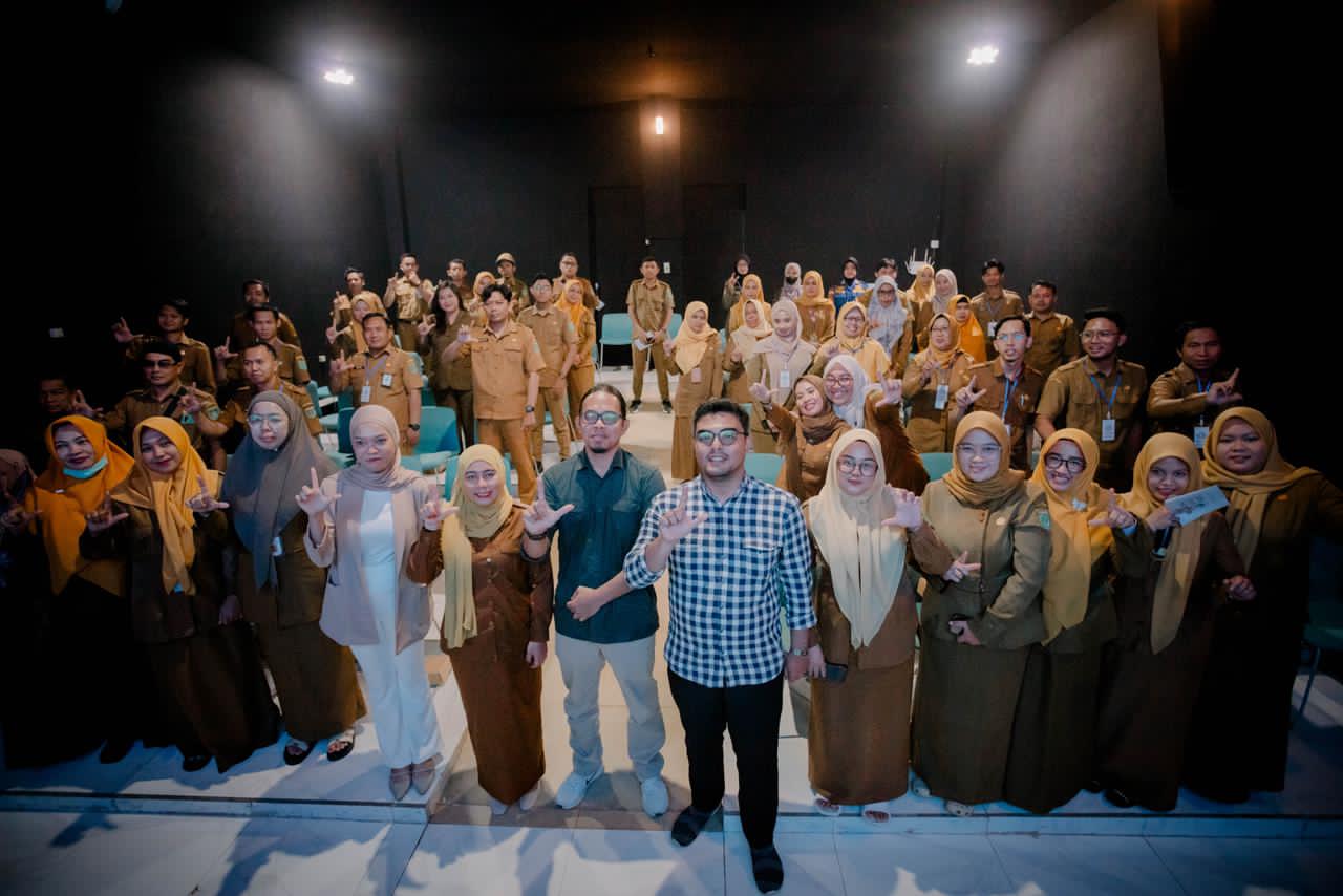 FOTO BERSAMA:Para peserta pelatihan jurnalistik berfoto bersama narasumber dan jajaran Dispersip Tanah Bumbu usai pembukaan kegiatan di Studio Mini Dispersip.
