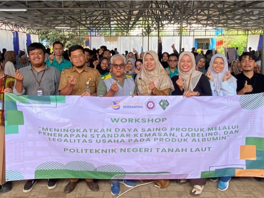 SINERGI:Para peserta workshop Meningkatkan Produk Melalui Penerapan Standar Kemasan, Labeling dan Legalitas Usaha yang digelar Politala foto bersama usai acara selesai.
