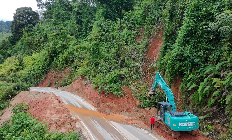 Alat berat membersihkan area vegetasi di area longsor di jalan bypass Banjarbaru&mdash;Batulicin.